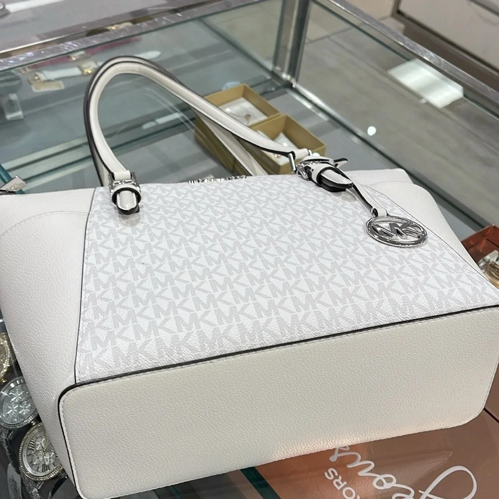 Michael Kors Charlotte Large Logo and Leather Top-Zip Tote Bag
Optic White
NWT - Picture 9 of 16